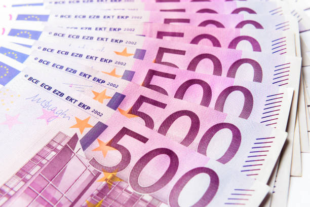 500 euro billets d’argent comme un ventilateur - five euro banknote european union currency number 5 paper currency photos et images de collection
