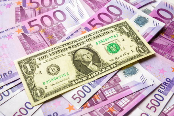 1 dollar par rapport à un lot de 500 billets d’argent euro - five euro banknote european union currency number 5 paper currency photos et images de collection