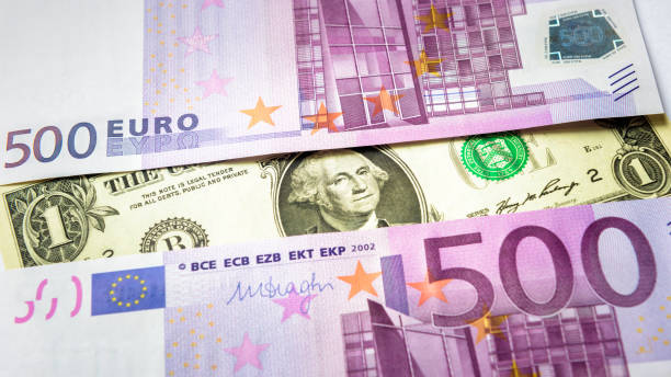 1 billet d’un dollar contre 500 euros billets d’argent - five euro banknote european union currency number 5 paper currency photos et images de collection