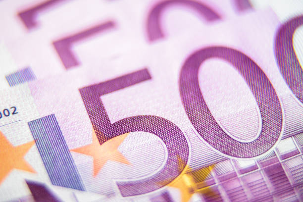500 euro billets en argent gros plan - five euro banknote european union currency number 5 paper currency photos et images de collection