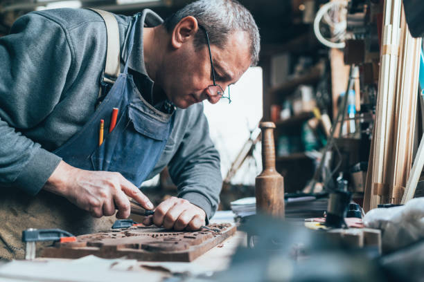 wood carving - carpenter carpentry craft skill imagens e fotografias de stock