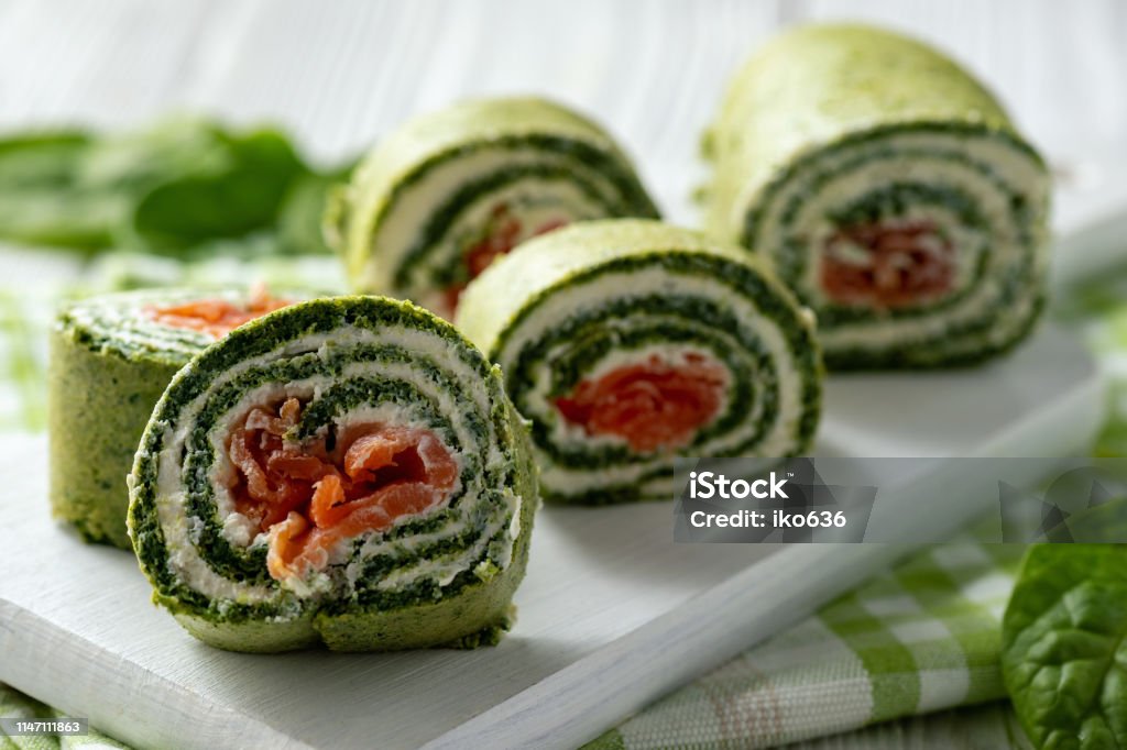 Spinatbrötchen mit geräuchertem Lachs und Frischkäse. - Lizenzfrei Spinat Stock-Foto