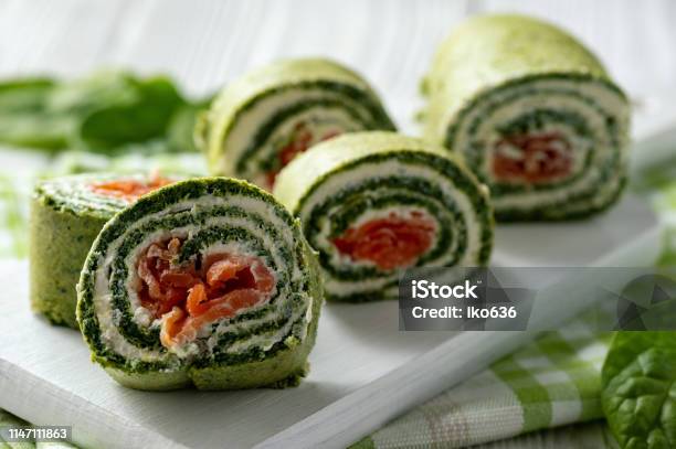 Spinatbrötchen Mit Geräuchertem Lachs Und Frischkäse Stockfoto und mehr Bilder von Spinat