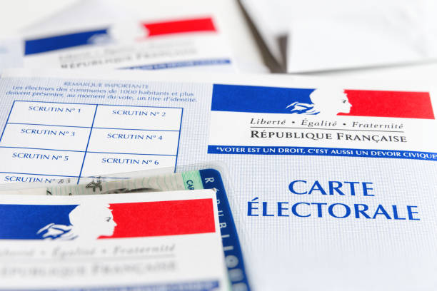несколько французских избирательных карточек избирателей официальное правительство позволяет голосовать бумаги крупным планом с удосто� - electoral стоковые фото и изображения