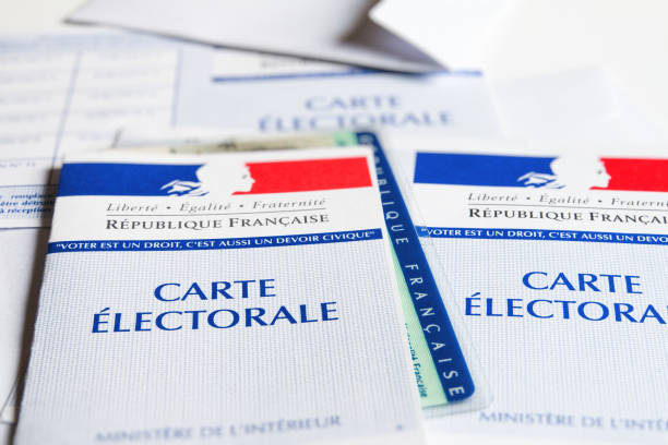 diversi votari elettorali francesi tesserano il governo ufficiale che consente di votare la carta da vicino con la carta d'identità all'interno - electoral foto e immagini stock