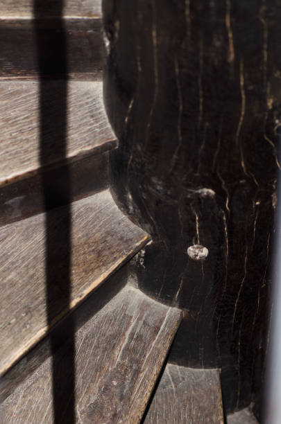 старая деревянная винтовая лестница - tirgoviste стоковые фото и изображения