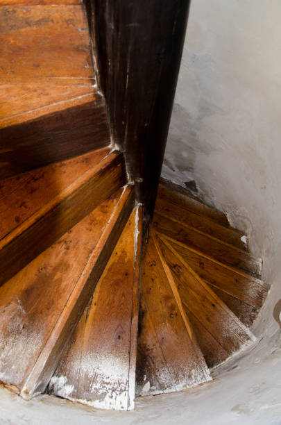 vieil escalier en spirale en bois - tirgoviste photos et images de collection