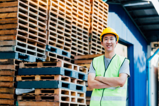 trabajador industrial de almacén y logística sonriendo con los brazos cruzados - manager foreman warehouse arms crossed fotografías e imágenes de stock