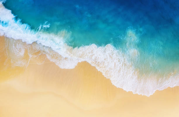 トップビューからの背景として海岸。トップビューからターコイズの水の背景。空気から夏の海景。ヌサヌサペニダ島、インドネシア。旅行-画像 - beach ストックフォトと画像