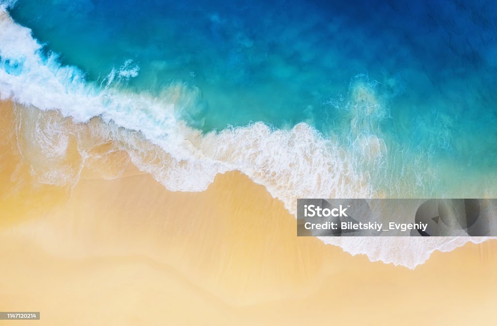 Coast som bakgrund från toppvyn. Turkos vatten bakgrund från topp vy. Sommar Seascape från luften. Nusa Penida Island, Indonesien. Resor-bild - Royaltyfri Strand Bildbanksbilder