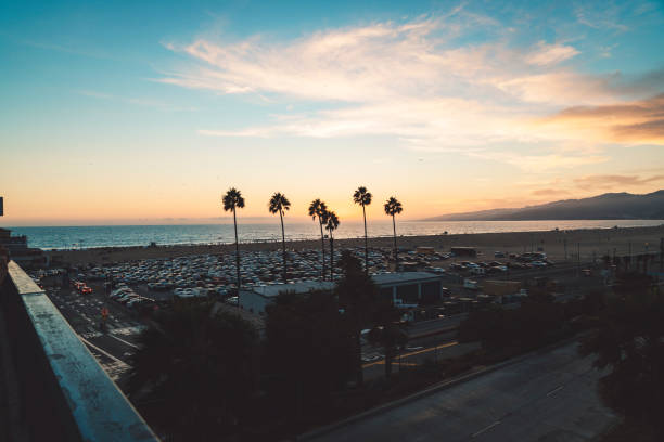 santa monica strand bei sonnenuntergang - venice california santa monica pier sunset beach stock-fotos und bilder