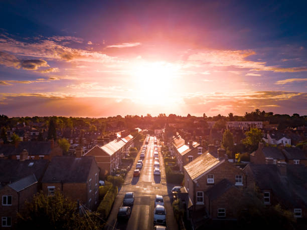 태양은 배경에 시골과 전통적인 영국 주택 부동산 위에 상승. - sunset district 뉴스 사진 이미지