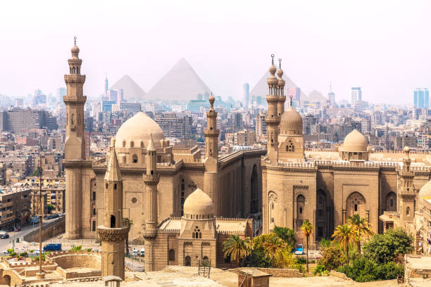 la mezquita-madrassa del sultán hassan y las pirámides en el fondo, el cairo, egipto - cairo egypt mosque minaret fotografías e imágenes de stock
