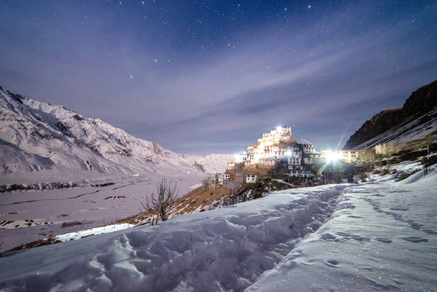 満月の夜に天の川背景を持つキー修道院。 - kaza ストックフォトと画像