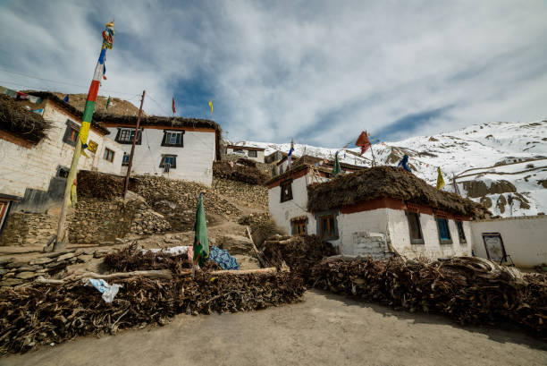 un villaggio himalayano a himachal - valle dello spiti - dhankar monastery foto e immagini stock
