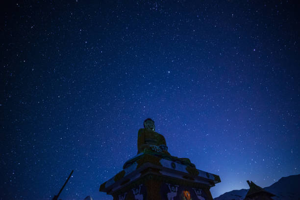 estatuas de buda bajo millones de estrellas en el himalaya-spiti valle - kaza fotografías e imágenes de stock