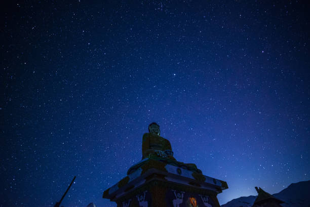 ヒマラヤ山脈の無数の星の下で仏の彫像-スピティ谷 - kaza ストックフォトと画像