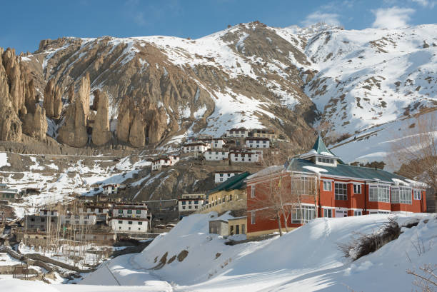 pueblo en invierno spiti-paisaje en invierno en el himalaya - kaza fotografías e imágenes de stock