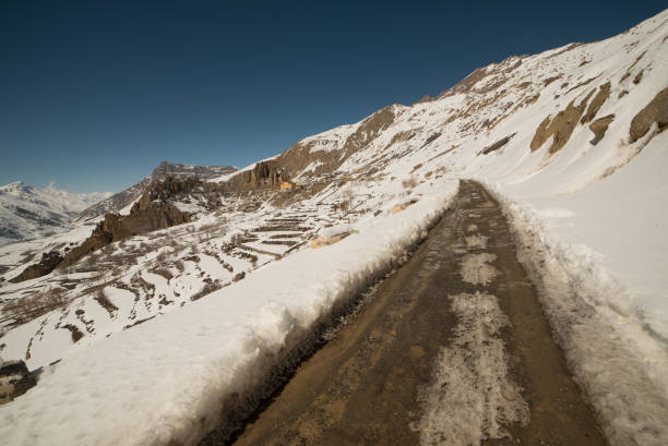 carretera abierta en invierno en el himalaya de la india - kaza fotografías e imágenes de stock