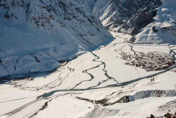 fiume pin e fiume spiti in himalaya. spiti valley, himachal pradesh, india - dhankar monastery foto e immagini stock