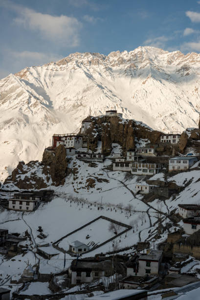 temporada de invierno y cubierta de nieve en el pueblo de dhankar-spiti - kaza fotografías e imágenes de stock