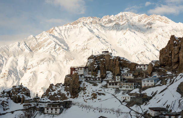 temporada de invierno y cubierta de nieve en el pueblo de dhankar-spiti - kaza fotografías e imágenes de stock