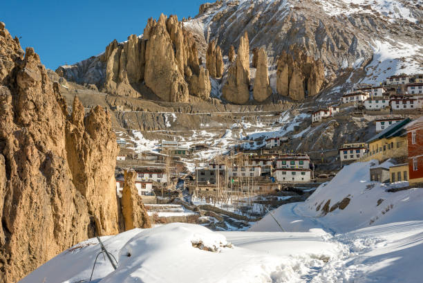 vila no spiti do inverno-paisagem no inverno nos himalaia - tibetan buddhism fotos - fotografias e filmes do acervo