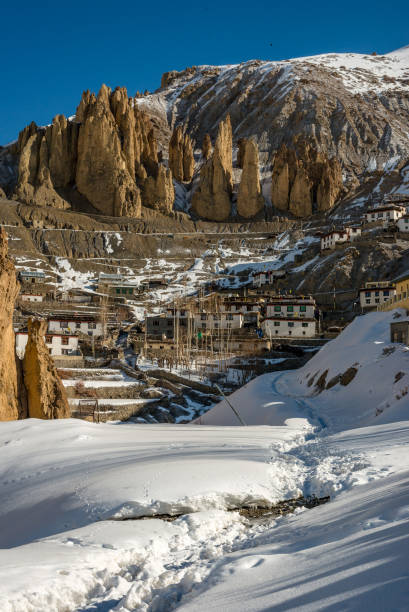 villaggio in inverno spiti - paesaggio in inverno sull'himalaya - dhankar monastery foto e immagini stock