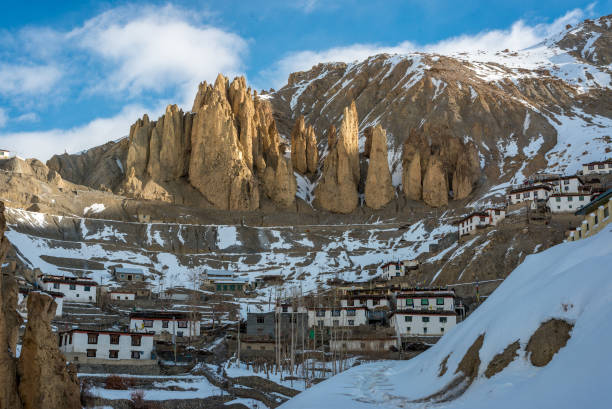 alba nel villaggio himalayano sulla roccia di montagna nella valle dello spiti - dhankar monastery foto e immagini stock