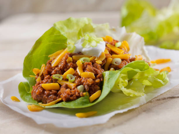 чили салат wrap - beef taco стоковые фото и изображения