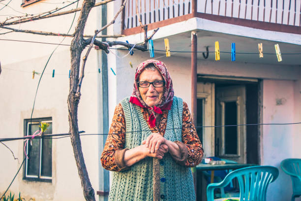 90 años de edad mujer - cultura de europa del este fotografías e imágenes de stock