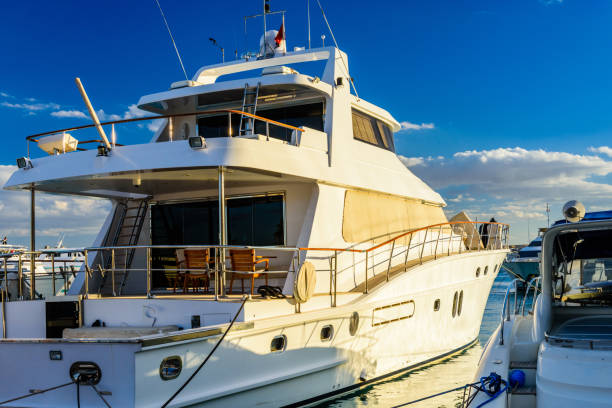 iate luxuoso branco em um porto de mar de hurghada, egipto. marina com os barcos do turista no mar vermelho - beautiful horizontal arabia hurghada - fotografias e filmes do acervo