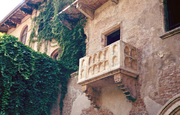 julieta capulet balcón en verona, italia. foto de película escaneada. - italian culture wall italy ancient fotografías e imágenes de stock