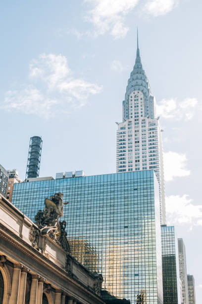 edifício de chrysler e estação central grande em new york - chrysler building grand central station built structure midtown manhattan - fotografias e filmes do acervo