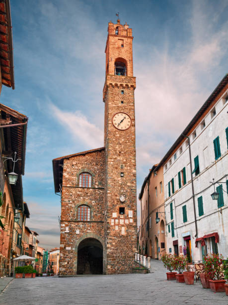 montalcino, sienne, toscane, italie: le palazzo dei priori médiéval - montalcino photos et images de collection