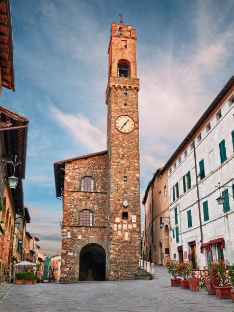 montalcino, siena, tuscany, italy: the medieval palazzo dei priori - montalcino imagens e fotografias de stock