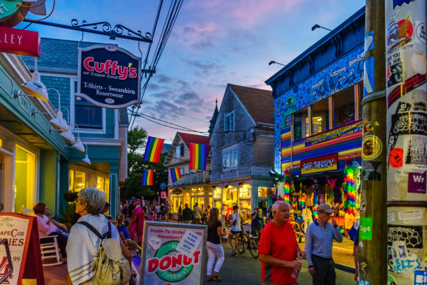 provincetown massachusetts agosto 2017 alla fine di cape cod provincetown ha una grande popolazione gay di residenti e turisti. - provincetown foto e immagini stock