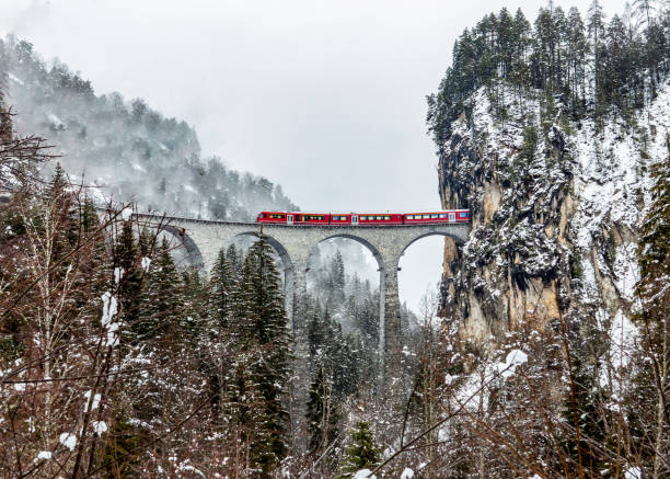 스위스의 육지 바 저를 건너는 기차 - switzerland snow winter swiss culture 뉴스 사진 이미지