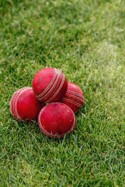 pilha de esferas de grilo vermelhas - sport of cricket cricket player cricket field bowler - fotografias e filmes do acervo