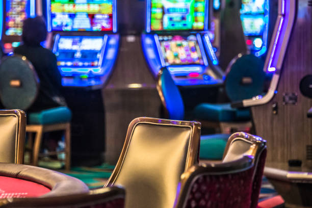 casino-spielautomaten - playing chance gambling house stock-fotos und bilder