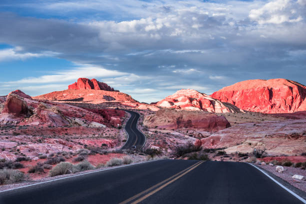 desert road 18 - nevada usa desert arid climate foto e immagini stock