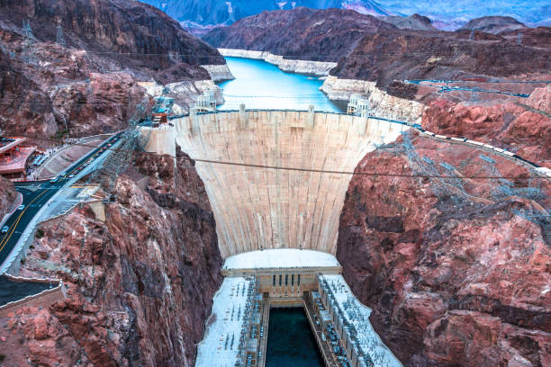 vista de ángulo alto de hoover dam - sunset dusk mountain reservoir fotografías e imágenes de stock