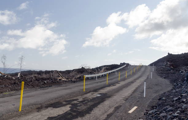 camino a la recién nacida playa de pohoiki, big island, hawái - kapoho fotografías e imágenes de stock