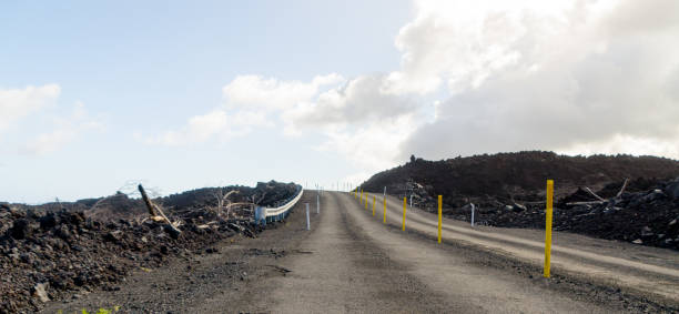 camino a la recién nacida playa de pohoiki, big island, hawái - kapoho fotografías e imágenes de stock