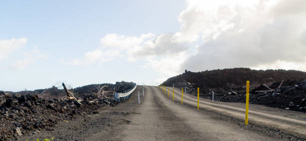 strada per la spiaggia di pohoiki appena nata, big island, hawaii - kapoho foto e immagini stock