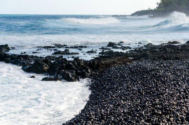 surf áspero en el borde de las arenas negras de la playa de pohoiki, isaac hale beach park, big island, hawái - kapoho fotografías e imágenes de stock