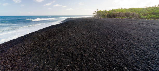 sabbie nere e rocce sulla spiaggia di pohoiki, isaac hale park - kapoho foto e immagini stock