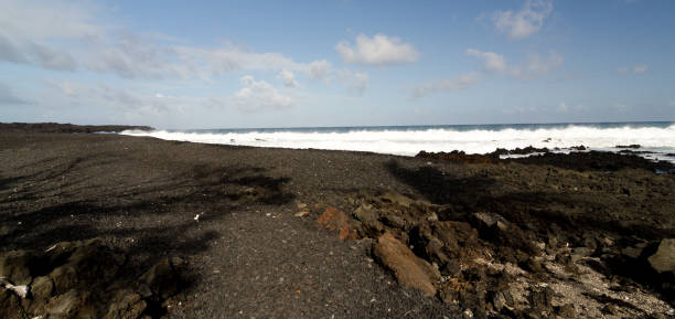 arenas negras y rocas en la playa de pohoiki, isaac hale park - kapoho fotografías e imágenes de stock