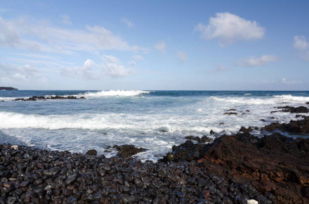 surf áspero en el borde de las arenas negras de la playa de pohoiki, isaac hale beach park, big island, hawái - kapoho fotografías e imágenes de stock