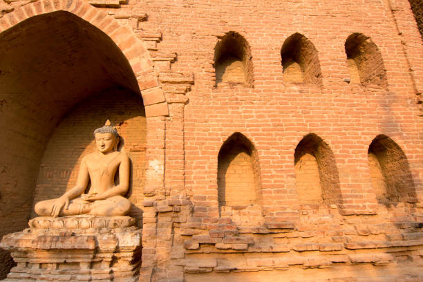 Sinmyarshin temple is a two-storey building consisting of an entrance hall and the main hall on the lower level. The main hall has two Buddha images, each facing east and west.